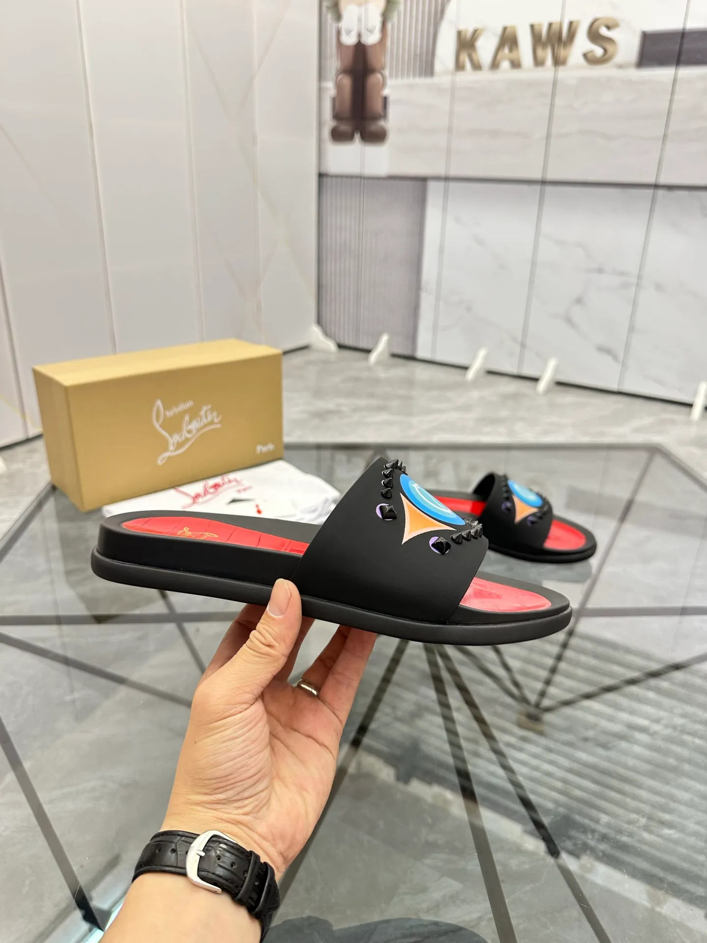 Men's shoes: 💰P340¥ Product trademark: CL red-soled shoes* "CL*" slippers Regular size: 38-44 (men's 45.46 can be customized) Product materials: imported cowhide upper, professional 5D craftsmanship, high-end rivets, sheepskin lining, original outsole. Number: 789